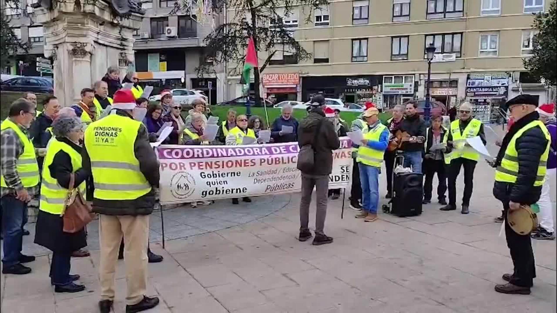 Pensionistas reivindican con villancicos unas pensiones "dignas" en Santander