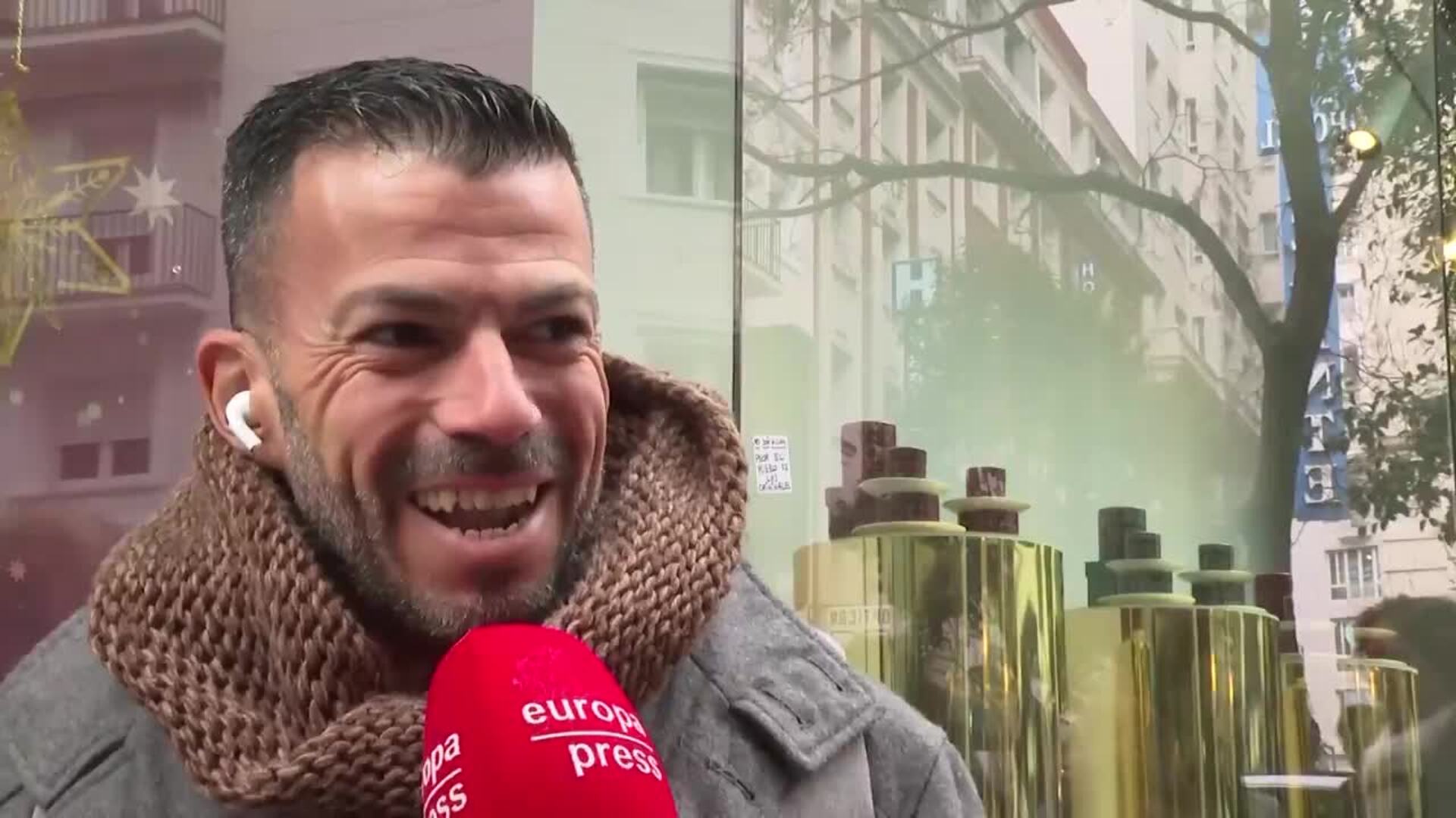 Ciudadanos compran sus últimos décimos antes de la Lotería de Navidad: "Tengo fe"