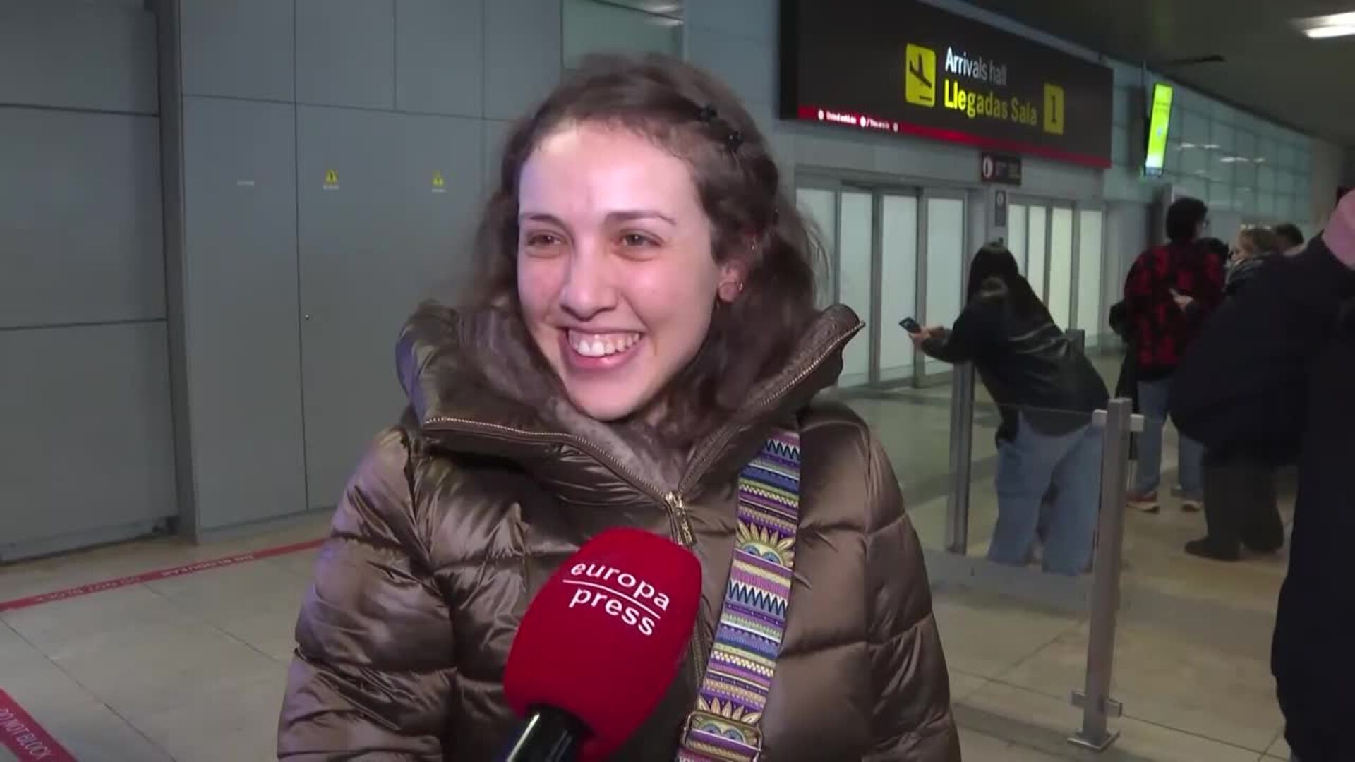 Ciudadanos se reencuentran con sus seres queridos por Navidad en el Aeropuerto de Madrid