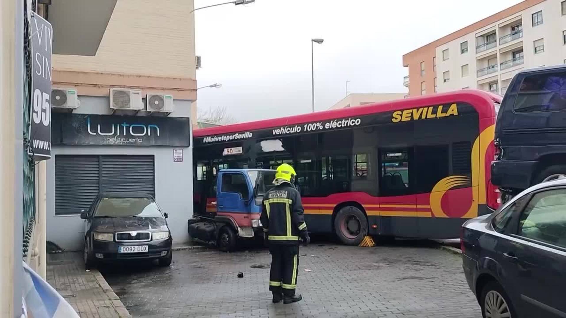 Varios heridos leves tras la colisión de un autobús con un camión en la Avenida Luis Montoto