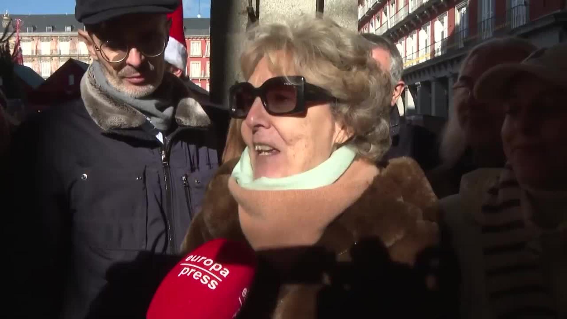 Familiares y amigos disfrutan del aperitivo y de la 'Tardebuena' madrileña un año más