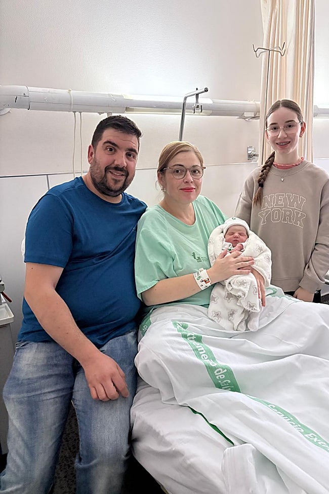 Irene en brazos de su madre Mamen junto a su padre, Manuel, y su hermana mayor, Luz María.