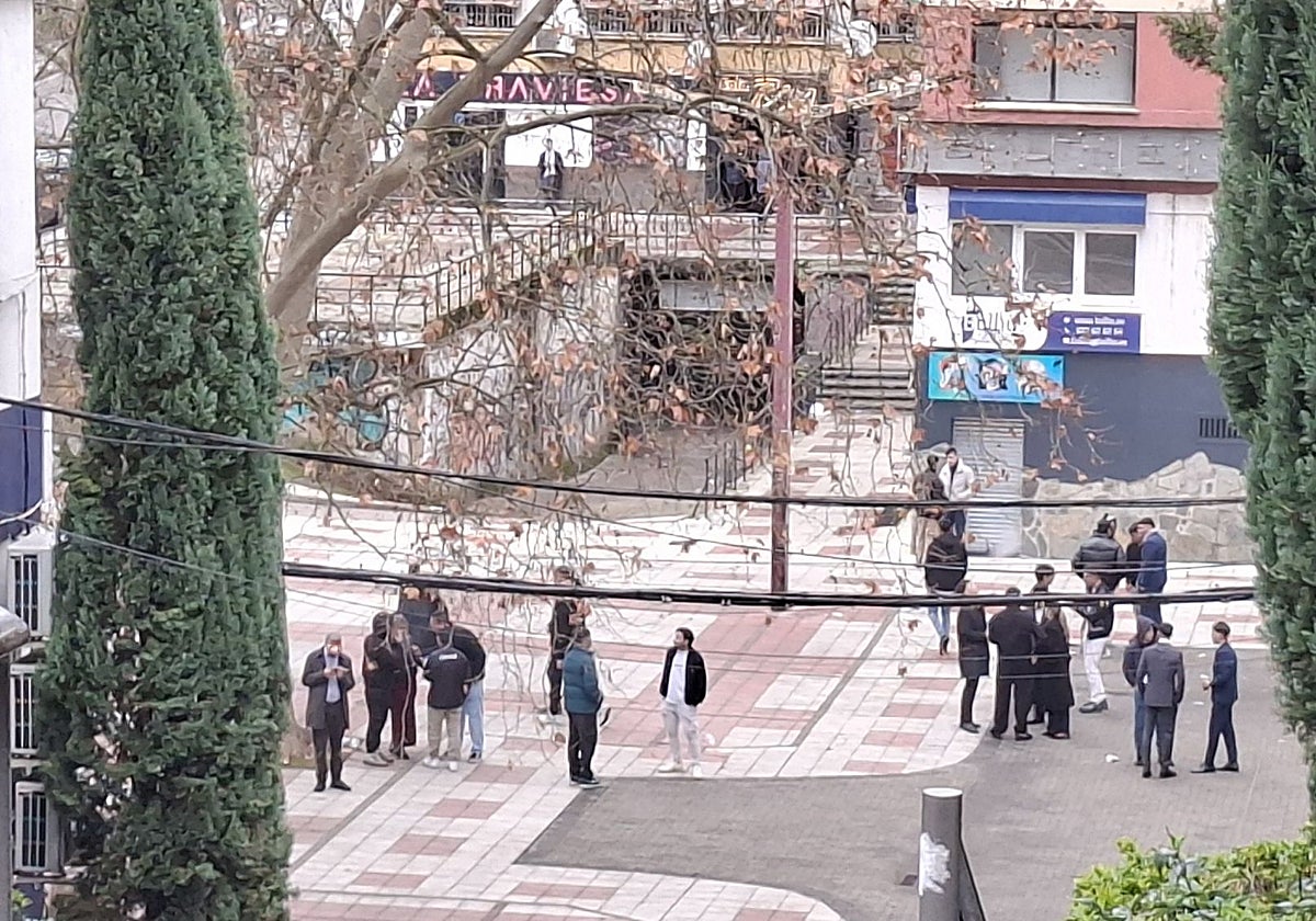Grupos de jóvenes en la plaza de Albatros este jueves por la mañana.