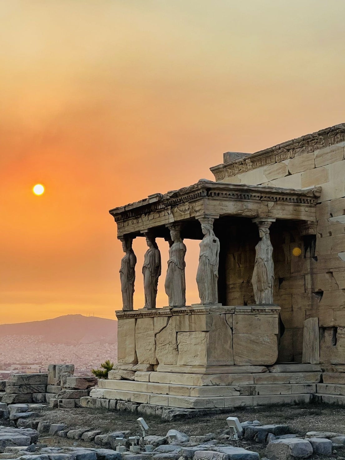 En la Acrópolis de Atenas, Grecia, al atardecer.