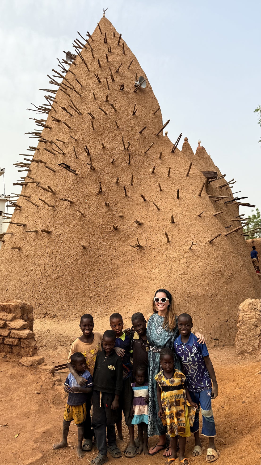 Junto a la Tumba de los Askia en Gao, Malí.
