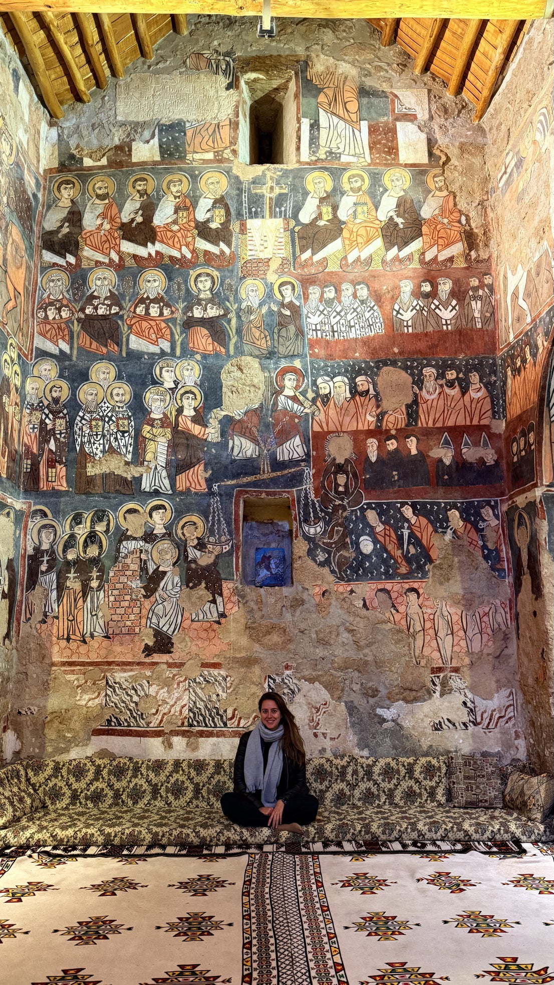Interior de la iglesia del Monasterio de San Moisés el Etíope en Siria.