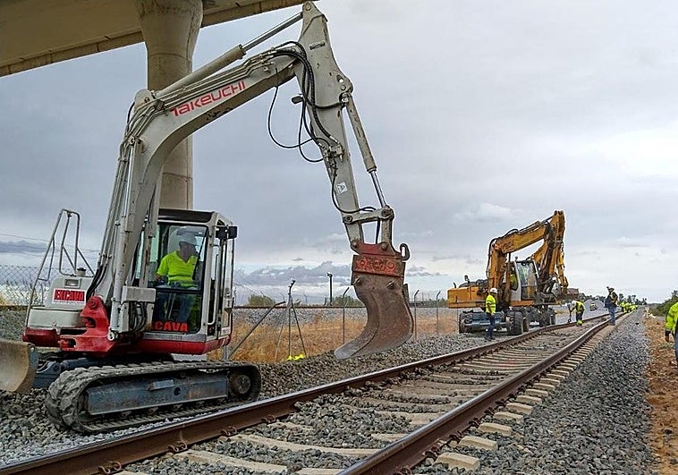 Adif invierte 83 millones de euros en la vía férrea Badajoz-Ciudad Real