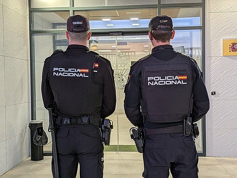 Dos policías de Almendralejo salvan la vida a una persona que se atragantó con un hueso de aceituna