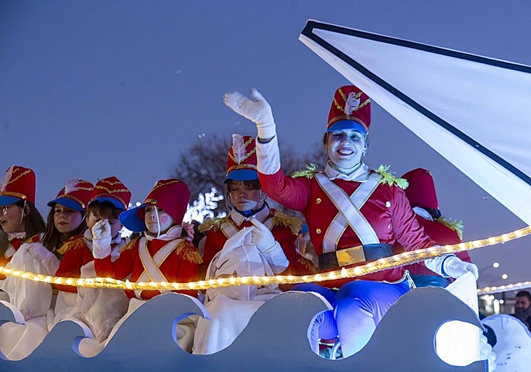 Miles de personas se echan a la calle en Mérida para recibir a los Reyes de la ilusión