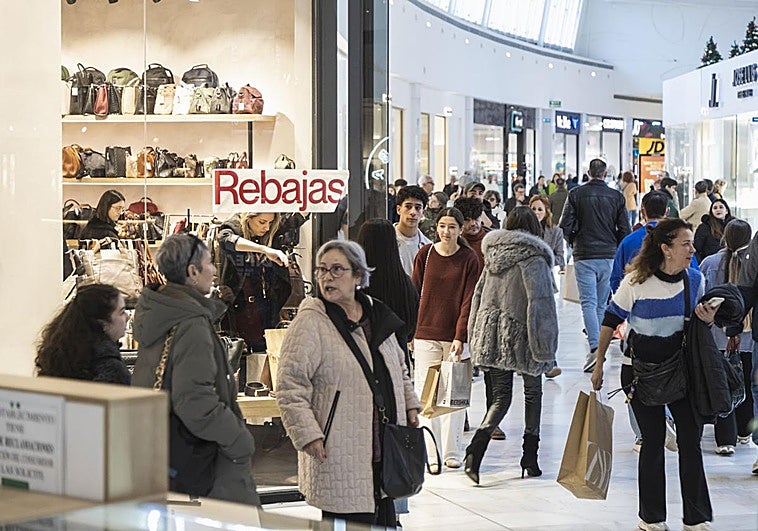 Colas sin agobios por el arranque oficial de las rebajas y la devolución de regalos