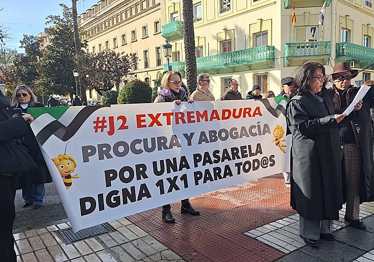Abogados y procuradores protestan en Badajoz para exigir su paso a la Seguridad Social
