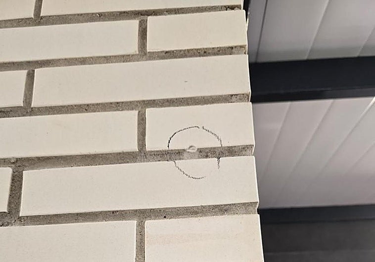 Tirotean de madrugada la fachada de un domicilio en Badajoz y una bala entra hasta el cuarto de baño