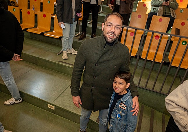 Alejandro y Rubén Martín, padre e hijo, murgueros de dos generaciones en el sorteo para marcar el orden de actuación del Concurso de Murgas del Carnaval de Badajoz 2026.