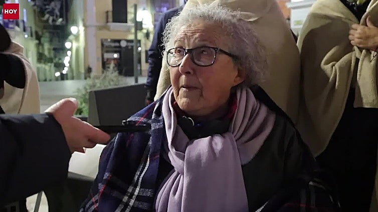 Medio centenar de pacenses duerme ante el Ayuntamiento para exigir un albergue