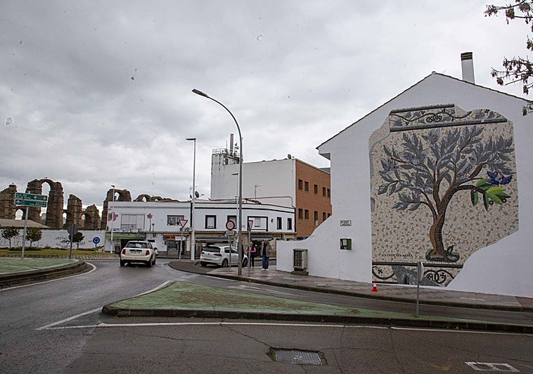 Un mosaico gigante luce en la Zona Norte emeritense, cerca de Los Milagros