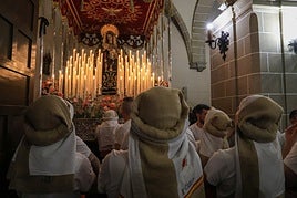 Las imágenes pueden ser en el exterior o el interior de los templos.
