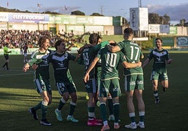Valdera, Barrios, César Gómez y Berlanga acuden a felicitar a Ajenjo en el segundo gol del Cacereño.
