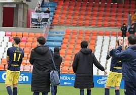 Los jugadores del Mérida saludan a aficionados desplazados a Lugo hace quince días.