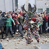 Varios piornalegos tiran nabos a Jarramplas en la mañana de este lunes, 19 de enero.