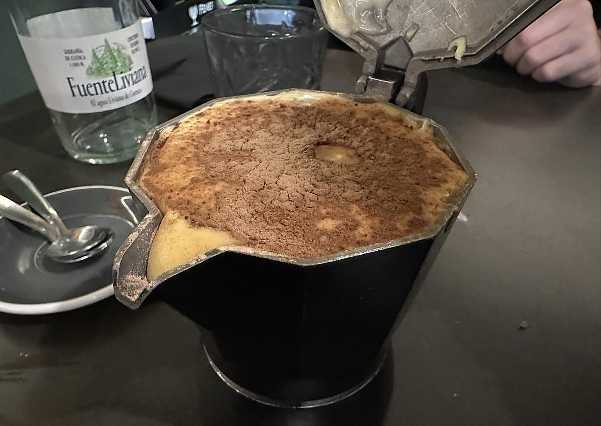 Imagen secundaria 1 - Pasta calabrese, mammisu y foto del interior del local.