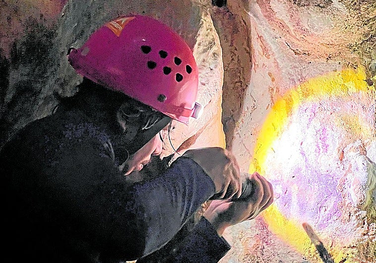 Unas manos halladas en Indonesia desbancan a Maltravieso, en Cáceres, como el arte rupestre más antiguo de la humanidad