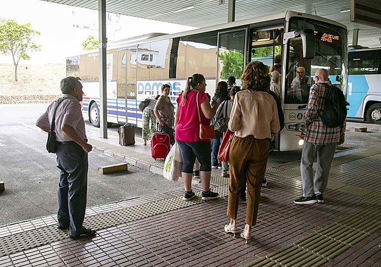 La Junta de Extremadura prorroga sus 44 concesiones de bus para preparar un nuevo concurso
