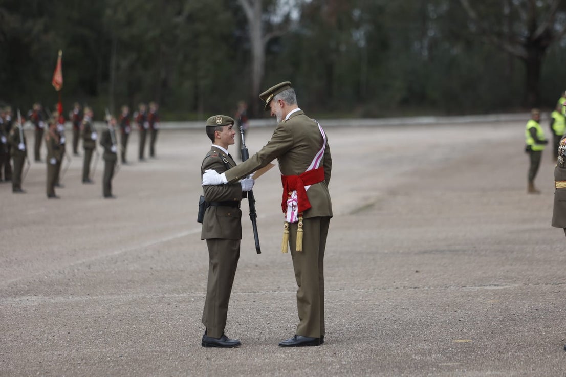 Fotos | El Rey preside la jura de bandera de 1.378 aspirantes a soldados en Cáceres