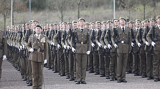 Fotos | El Rey preside la jura de bandera de 1.378 aspirantes a soldados en Cáceres