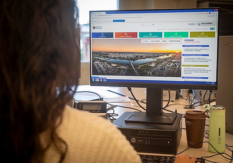 Lluvia de candidatos para las plazas de administrativo del Ayuntamiento de Badajoz