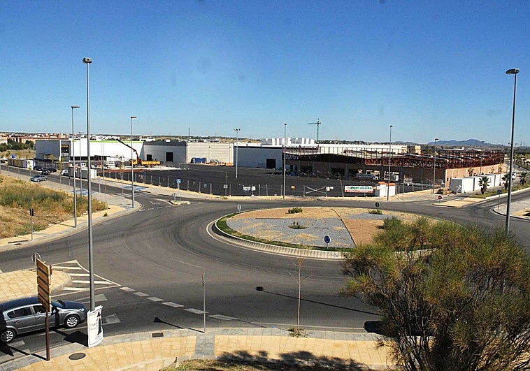 Castellana Properties, la propietaria de El Faro, vende sus parques comerciales de Mérida y Villanueva de la Serena