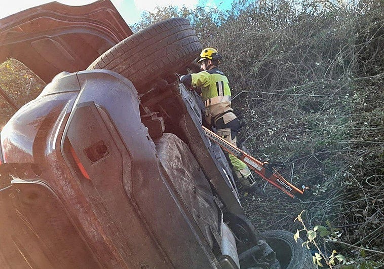 Un herido tras salirse de la vía y quedar atrapado en un accidente de tráfico en La Vera