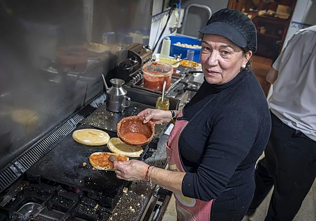 Catalina Casado, la cocinera, se jubilará con 67 años.