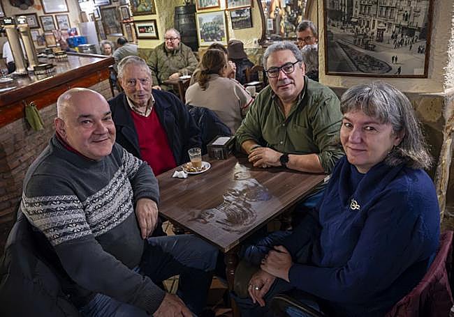 Macarena lleva a su padre Manuel Alba Domínguez, de 81 años, a comer migas en La Corchuela cada sábado.