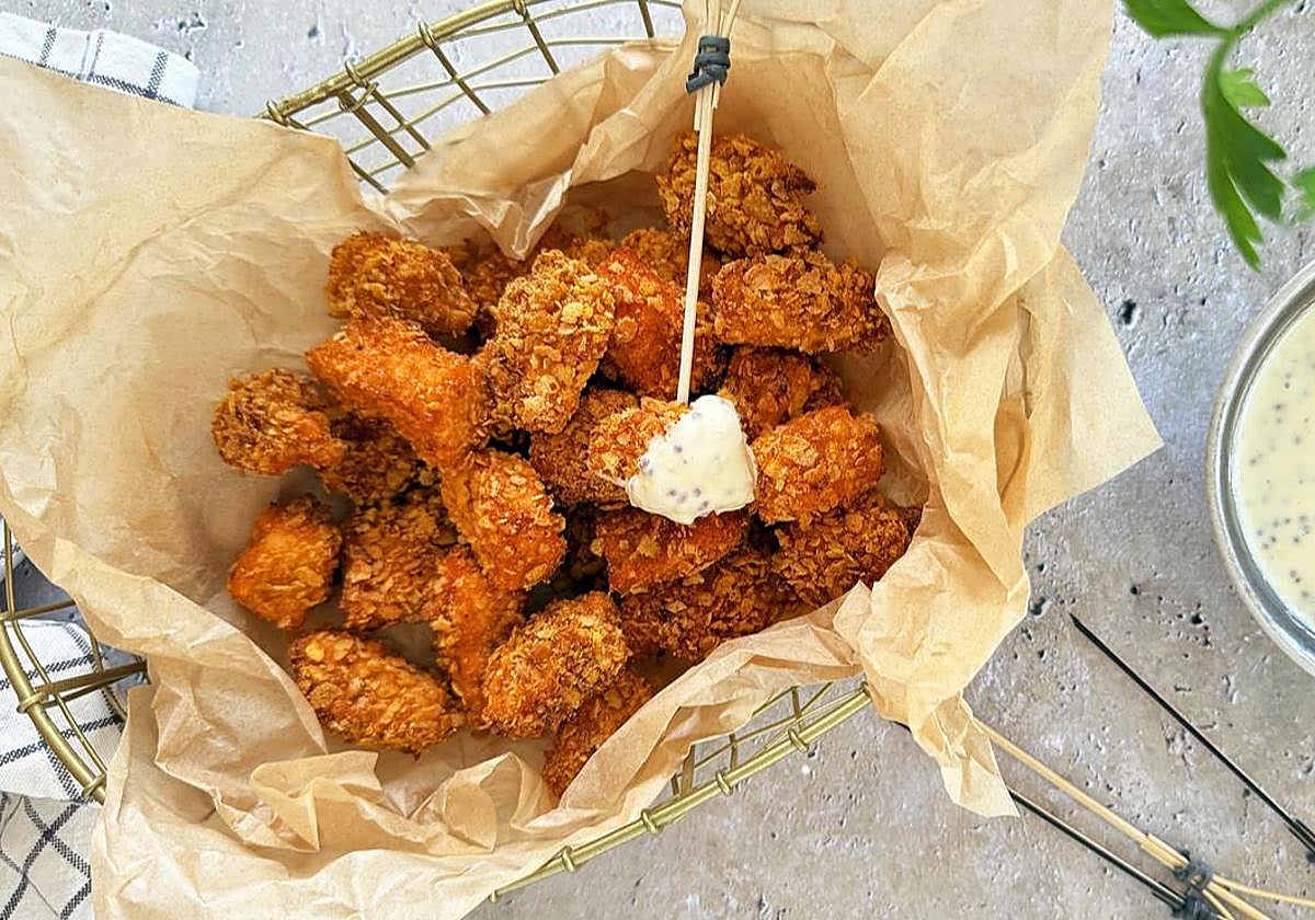 Palomitas crujientes de salmón con salsa de mostaza