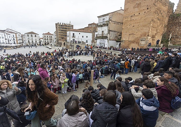 800 escolares cantan a Robe Iniesta por el Día de la Paz en la Plaza Mayor de Cáceres