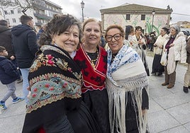 Mujeres ataviadas con trajes típicos extremeños en la romería de San Blas