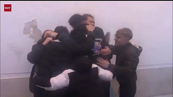 La comparsa juvenil emeritense 'Las del patio' (Los indomables) han logrado pasar a la final del concurso del Carnaval de Cádiz