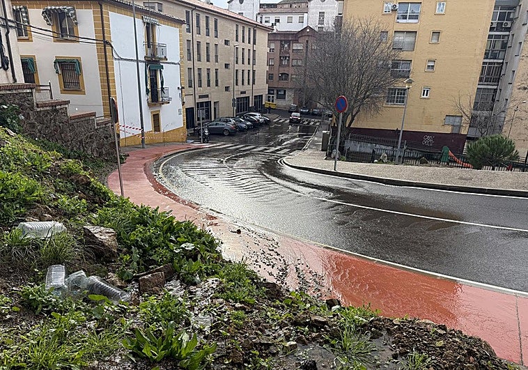 La nueva avenida Roberto Iniesta de Plasencia lleva meses convertida en un manantial de agua