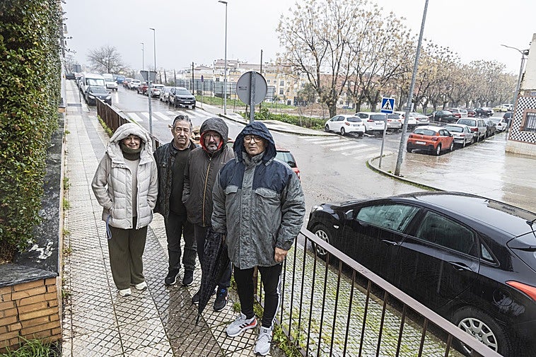 Vecinos de un barrio de Badajoz piden dos solares para luchar contra los aparcamientos indebidos