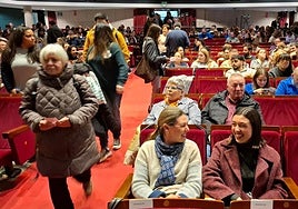 Ambiente a las puertas del teatro López de Ayala durante la tercera jornada de preliminares del Concurso de Murgas del Carnaval de Badajoz 2026