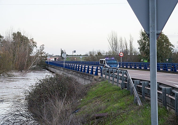 Rescatan a un hombre en helicóptero atrapado en un badén y la Junta alerta de posibles inundaciones por desembalses