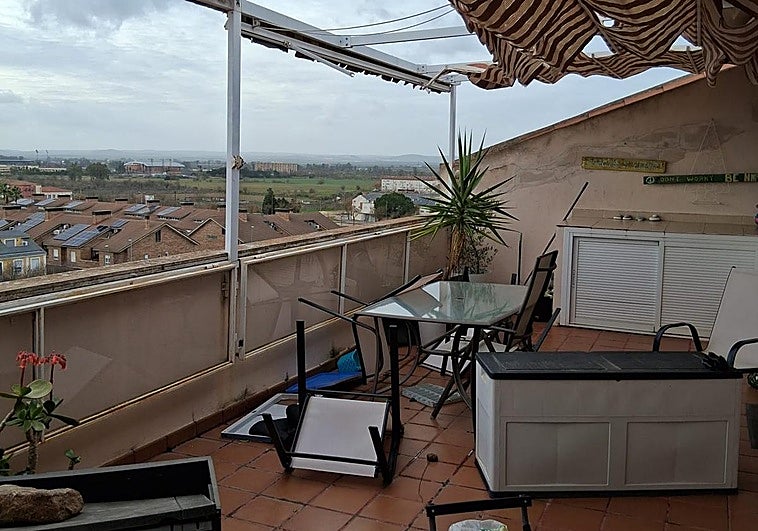 Daños por las borrascas en las viviendas de Badajoz: toldos rotos, desprendimientos y filtraciones