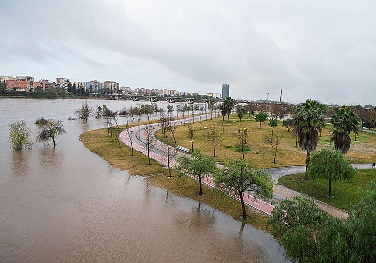 El alcalde avisa de que puede haber complicaciones en Badajoz por el agua