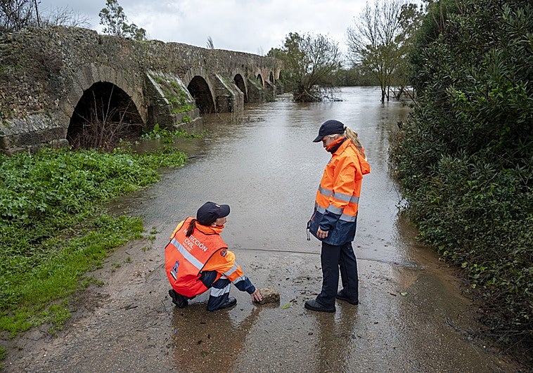 Gévora vive con un ojo en las piedras junto al río para ver si sube el agua