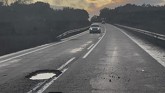 La Junta vuelve a cortar la carretera de Burguillos a Jerez por la proliferación de grandes baches