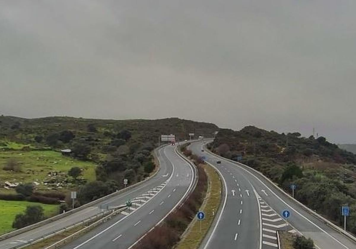 Un varón sufre crisis de ansiedad y otro policontusiones tras colisionar un turismo y un camión en la A-5