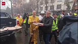 Los apicultores lanzan huevos a la subdelegación del Gobierno en Cáceres