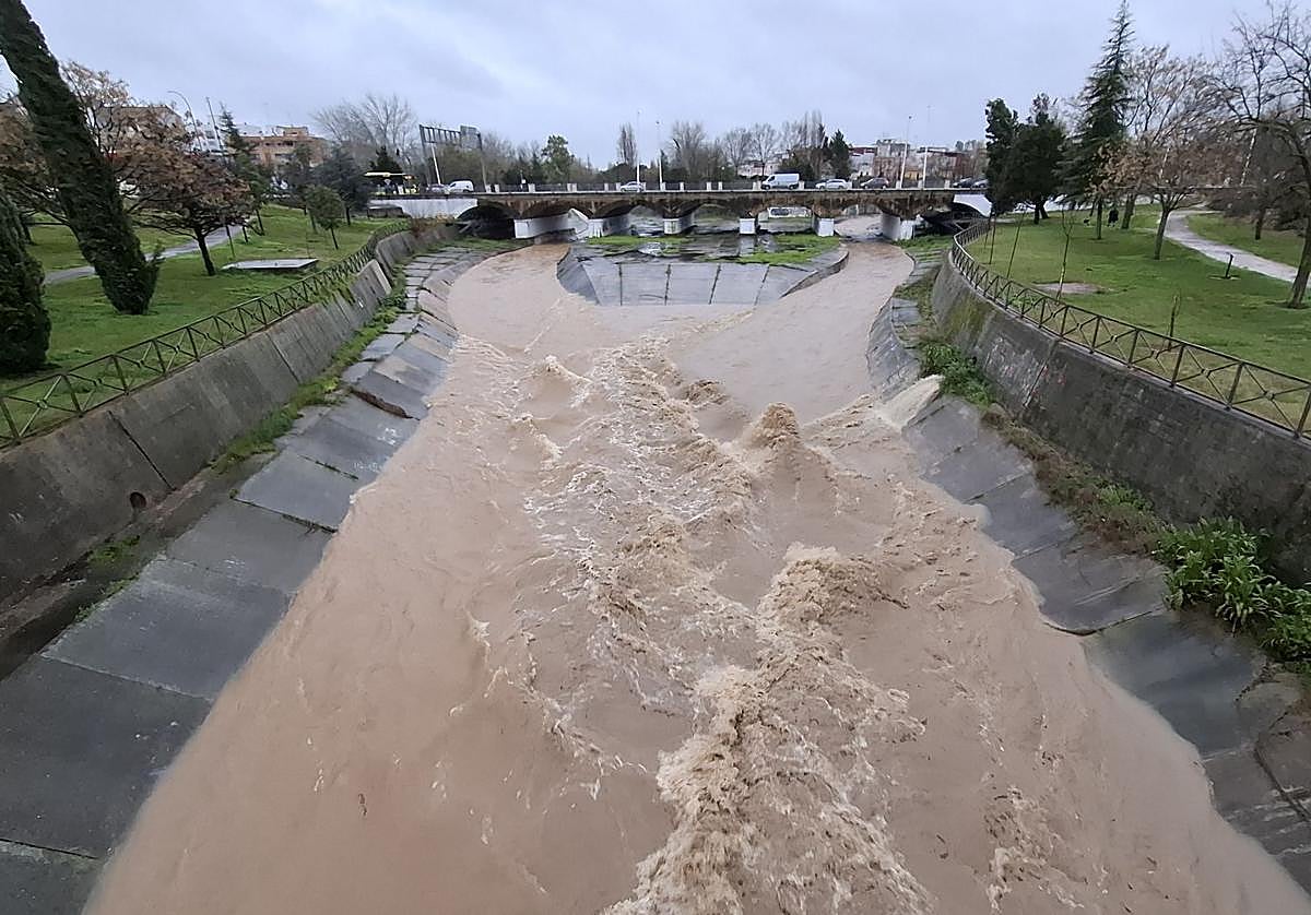 Badajoz corta el acceso a la urbanización Los Lebratos por las lluvias