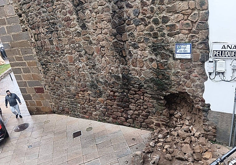 Pizarro afirma que el tramo derrumbado de la muralla de la Puerta del Sol de Plasencia tiene solo 50 años
