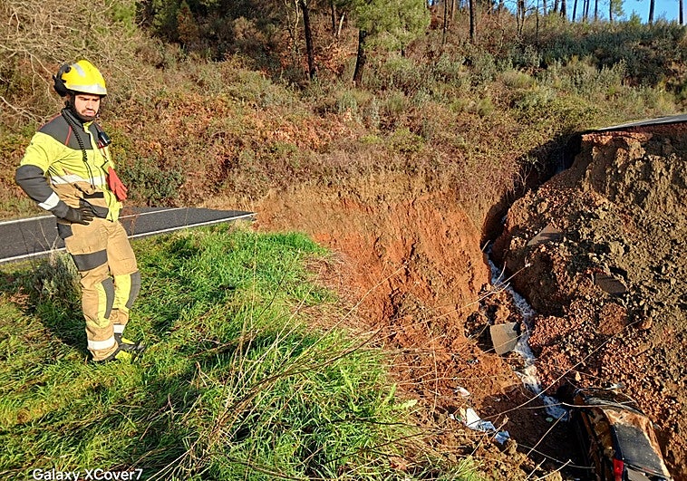 Una amiga de la mujer que cayó en el socavón: «Me llamó para que yo no pasara»